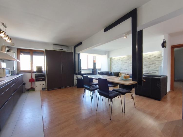 Apartament cu 4 camere decomandat în Central