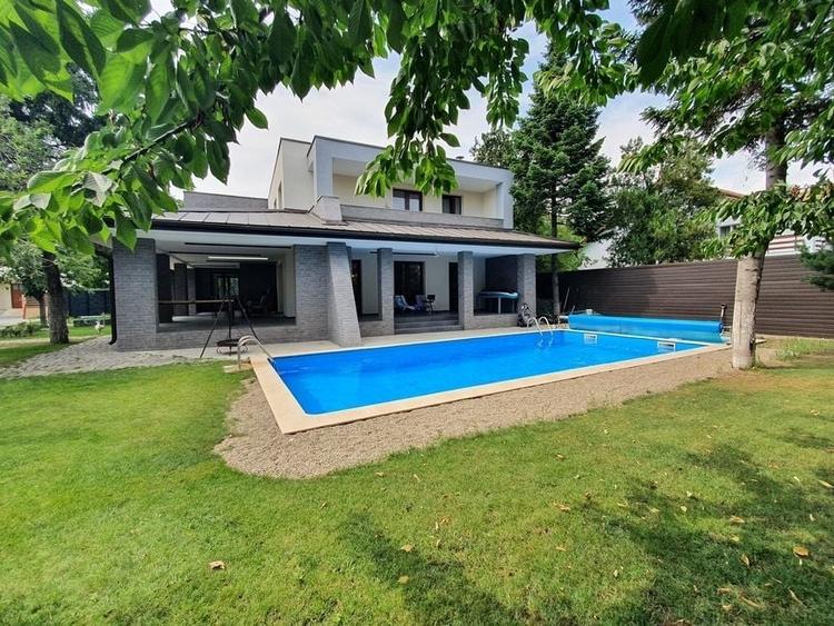 Casă individuală cu 8 camere cu Piscina în Iancu Nicolae
