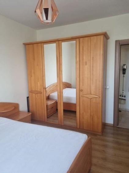 Apartament cu 3 camere decomandat, mobilat în Berceni