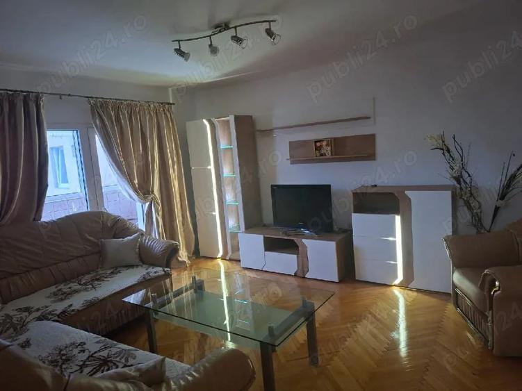 Apartament cu 3 camere decomandat în Girocului