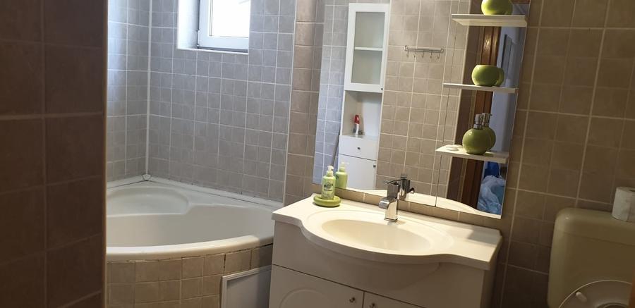 Apartament cu 3 camere decomandat, mobilat în Central