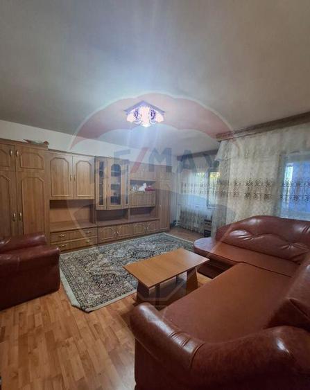Apartament cu 3 camere de inchiriat in zona 1 Mai - 4