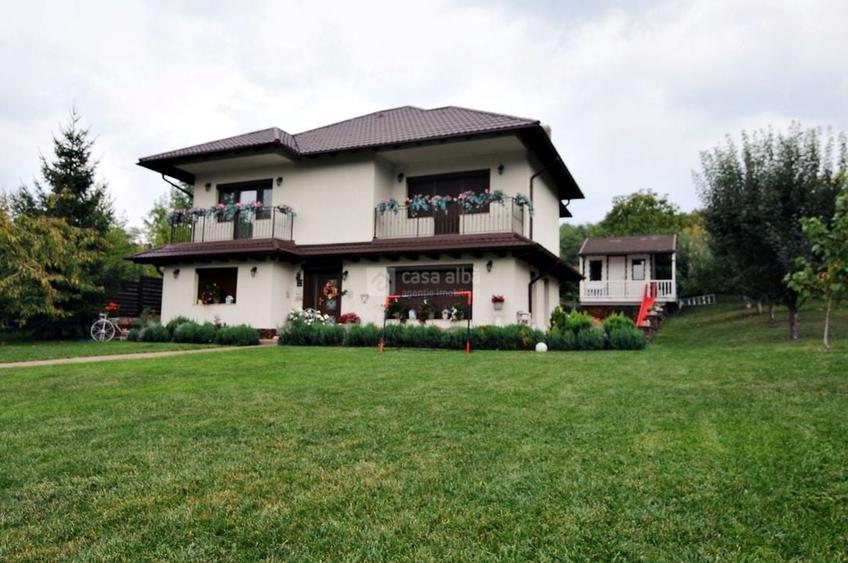 Eleganta si confortul se intalnesc aici! Proprietate superba de vanzare - 1