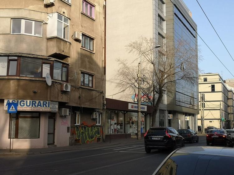 Dacia Bd., la trecerea de pietoni, pe colt, langa Statia de Salvare Bucuresti - 6