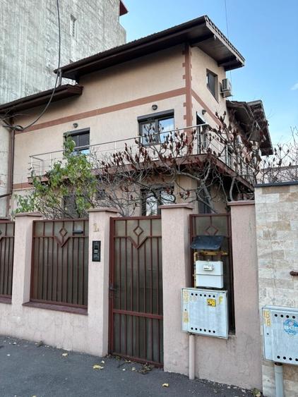 Duplex cu 2 apartamente si subsol cu garaj - 1