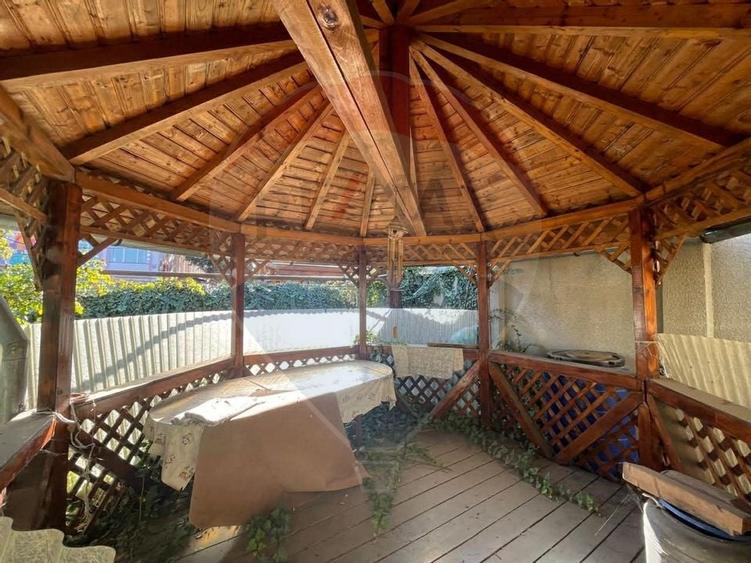 Casă / Vilă spațioasă cu curte generoasă în Urlați - 9