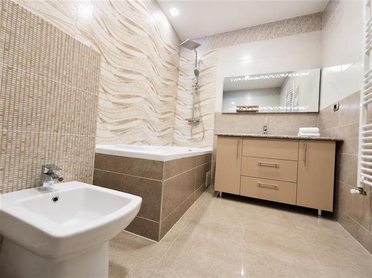 Apartament cu 3 camere decomandat în Tractorul
