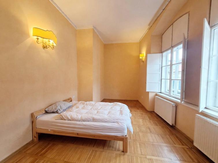 Apartament cu 3 camere semidecomandat, mobilat în Central