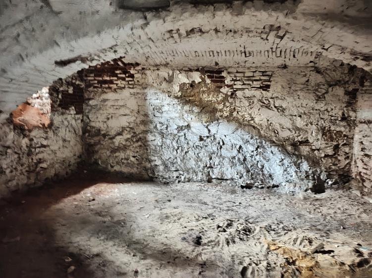 DE VÂNZARE — Spațiu/apartament  la demisol, în centrul orașului - 4