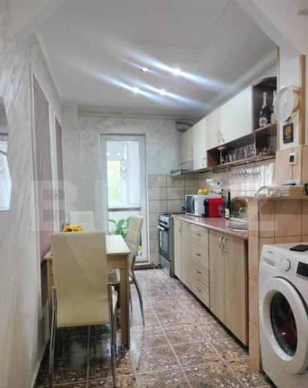 Apartament de vanzare, cu 2 camere, spa?ios ?i complet ren - 3