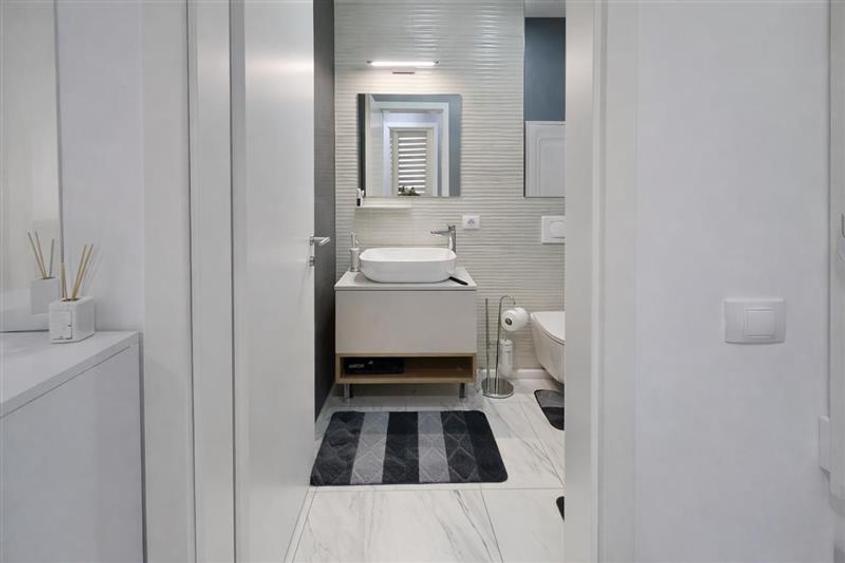 TUR 3D! Decomandat,mobilat,accesorizat, balcon,spatii depozitare,loc parcare, Gr - 10