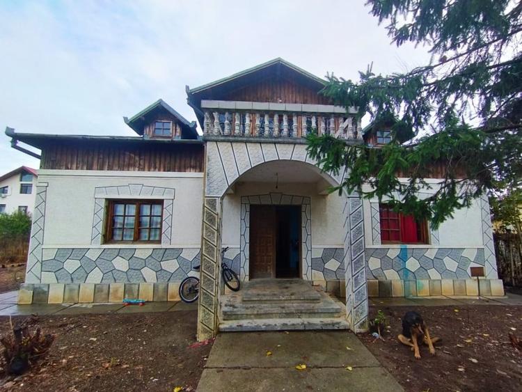 SE VINDE CASA FOARTE SPATIOASA CU TEREN 1200 MP IN LOCALITATEA CALUGARENI GR - 1