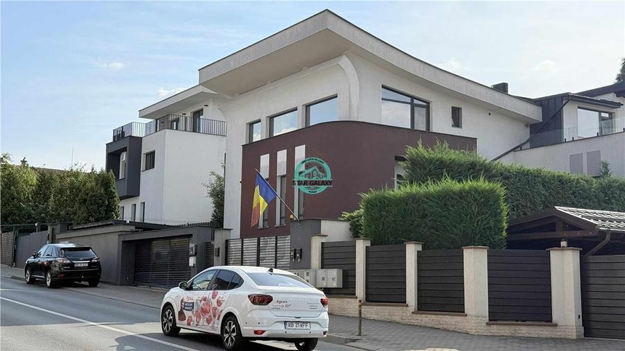 Vand apartament cu 4 camere in Vila, 2 bai, teren privat 114mp, str Papiul Ilari - 16