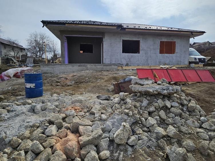 se vinde casa 80% finalizata langa lac Dumbrava - Iasi sau se contracteaza si se - 7