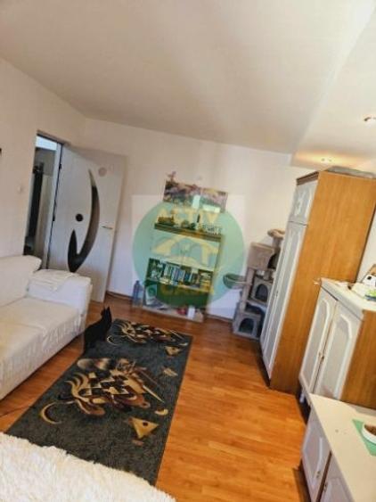 Apartament cu 3 camere decomandat în Roman - 1
