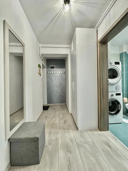 Apartament cu 3 camere semidecomandat, mobilat în Periferie