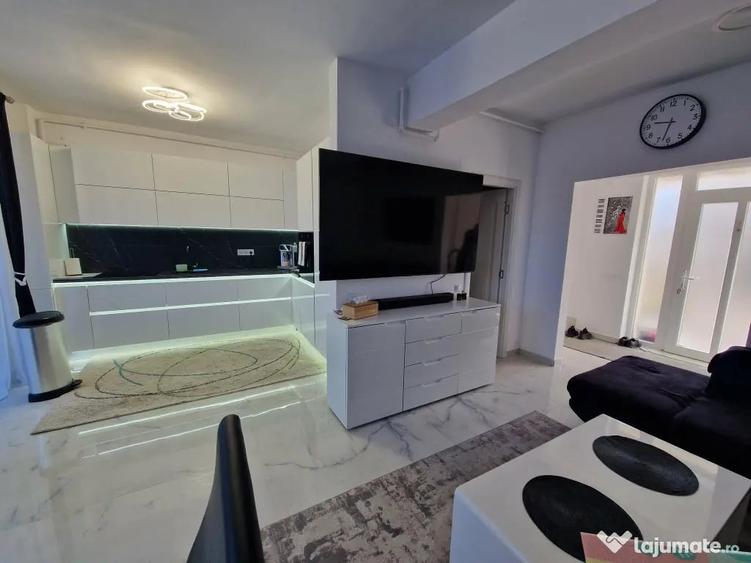 Apartament cu 4 camere semidecomandat în Florești
