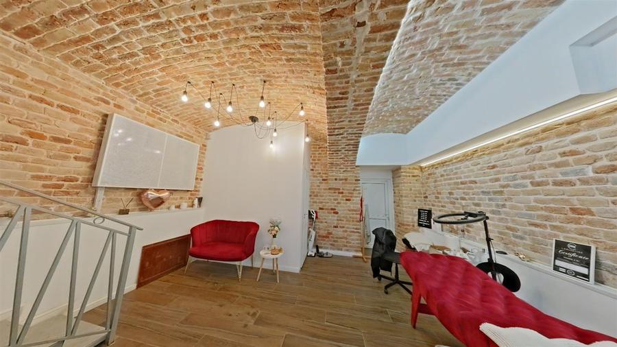 Spatiu langa Primarie pt. prestari servicii, birou, cabinet, salon - renovat - T - 6