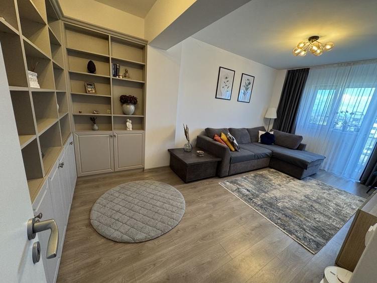 Apartament cu 3 camere decomandat în Tractorul