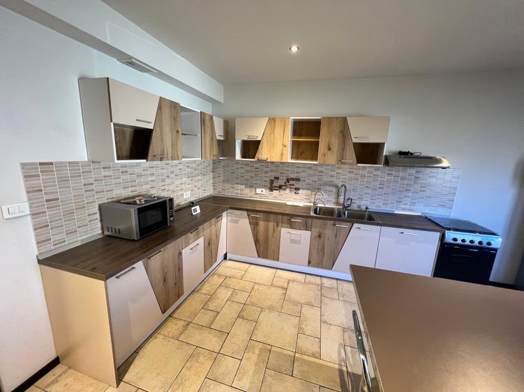 Cetatii -- Casa de inchirat - pretabil rezidential sau birouri - garaj - 12