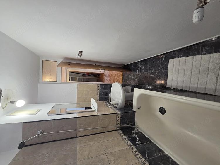 Apartament cu 3 camere decomandat în P-ța Victoriei