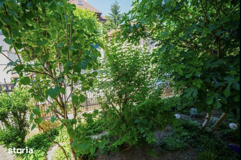 Casă cu 8 camere cu Teren 327 Mp în Dorobanți