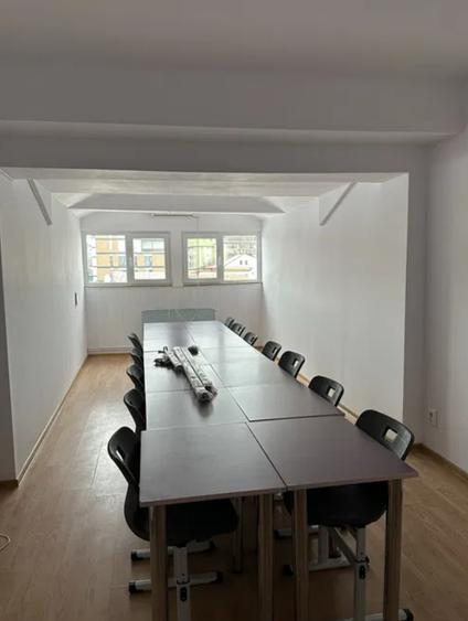 Casă individuală cu 7 camere cu Teren 365 Mp în Tineretului