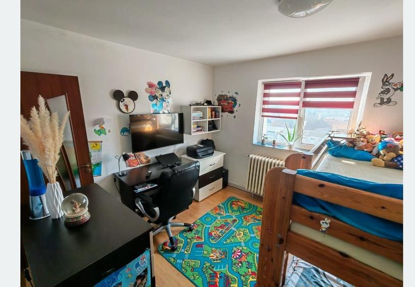 Apartament cu 3 camere semidecomandat în Sud