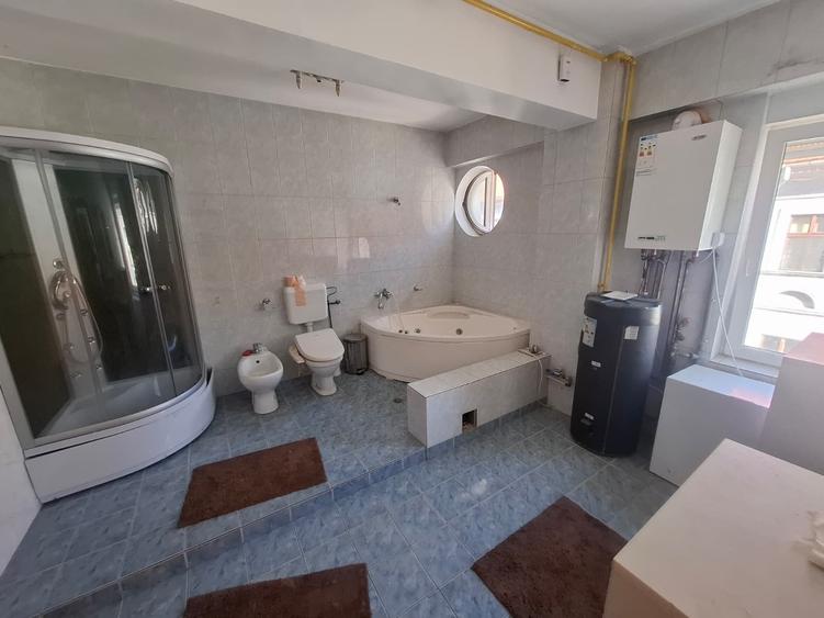 Apartament cu 3 camere decomandat în Boul Roșu
