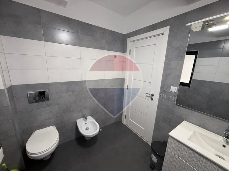 Casă individuală cu 13 camere cu Teren 600 Mp în Zorilor