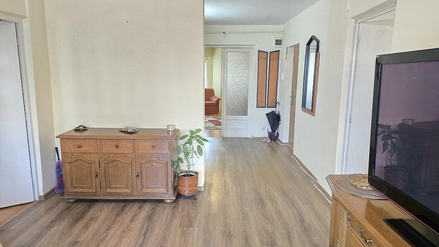 Apartament cu 4 camere semidecomandat în Decebal