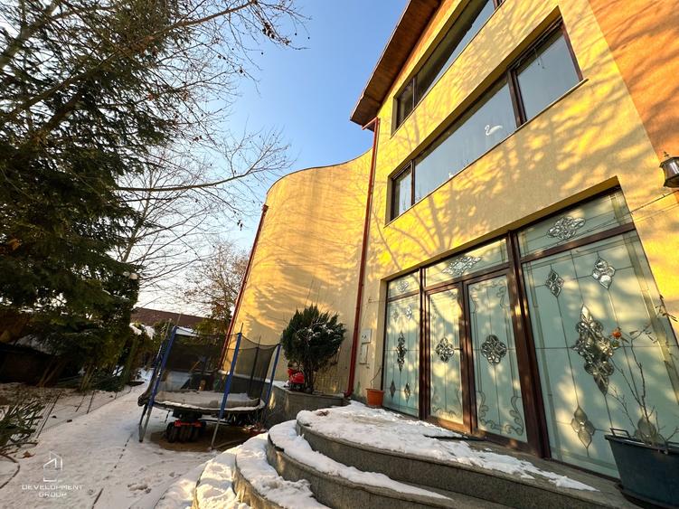 Duplex cu 11 camere cu Garaj în Central