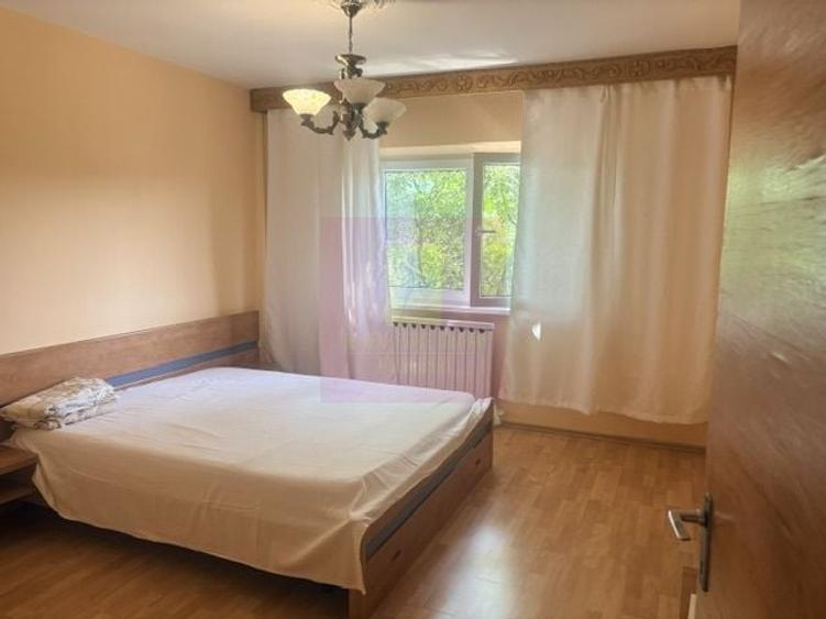 Apartament cu 3 camere decomandat în Drumul Sării