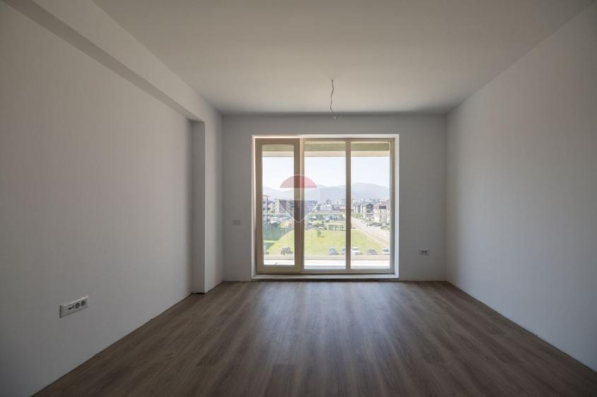 Apartament cu 3 camere decomandat în Tractorul