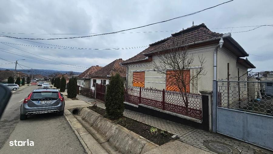 Casa de vanzare cu garaj ?i pivni?a, in ora? - 1
