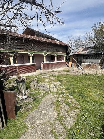 De vanzare casa veche in centru Crevedia mica - 2