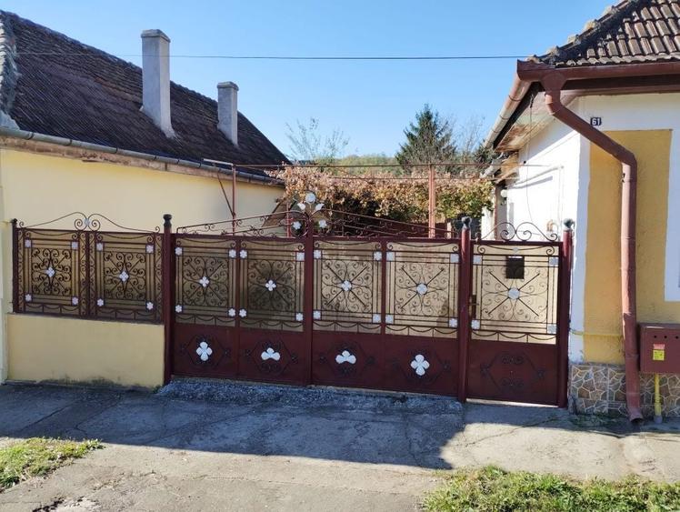 Casa in Agnita str. Closca, 5 camere, singur in curte, teren 800mp - 2