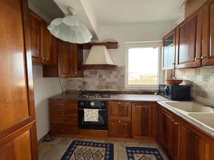 Apartament cu 3 camere decomandat în Sud