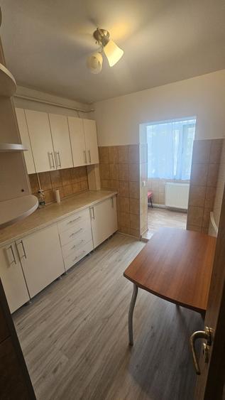 Inchiriez apartament 3 camere - 6