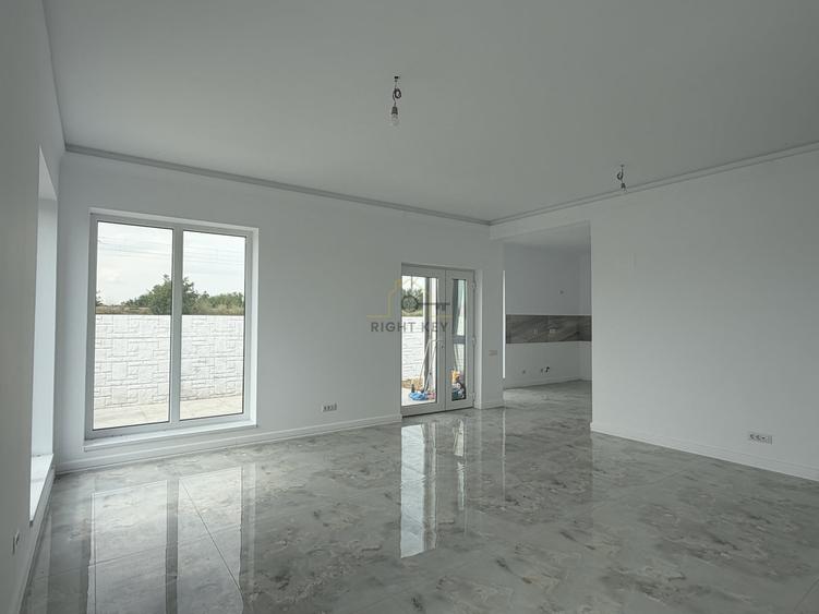 Casă individuală cu 4 camere cu Teren 450 Mp în Domnești