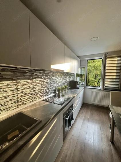 Vand apartament cu 2 camere si garaj