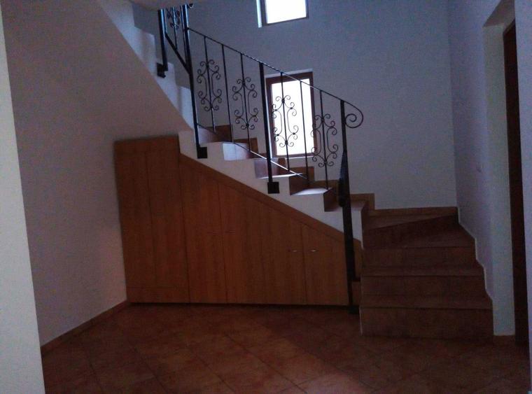 Inchiriez casa cu 3 dormitoare, doua bai, living generos, mobilata si utilata complet. Terasa cu beci dedesubt, teren 800 mp - 1