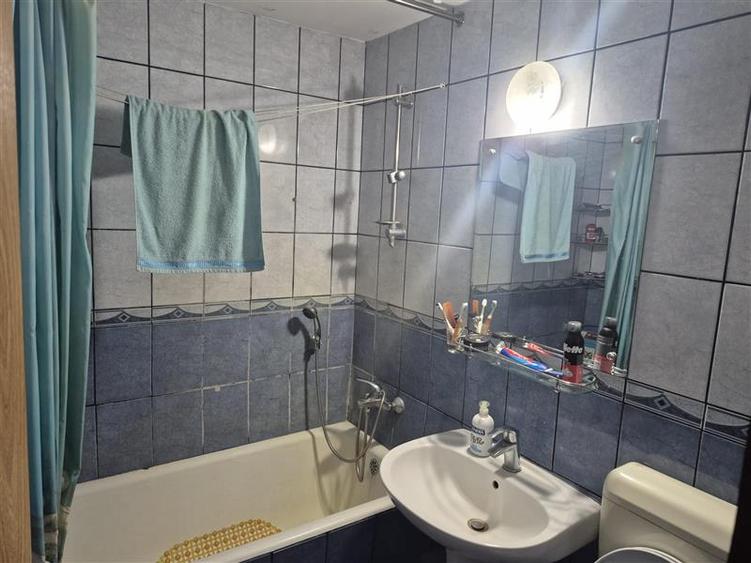 Apartament cu 3 camere semidecomandat în Pantelimon
