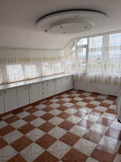 Apartament cu 5 camere decomandat în Palazu Mare