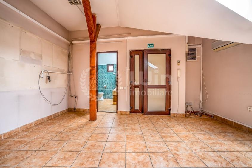 Casă individuală cu 12 camere cu Canalizare în Central
