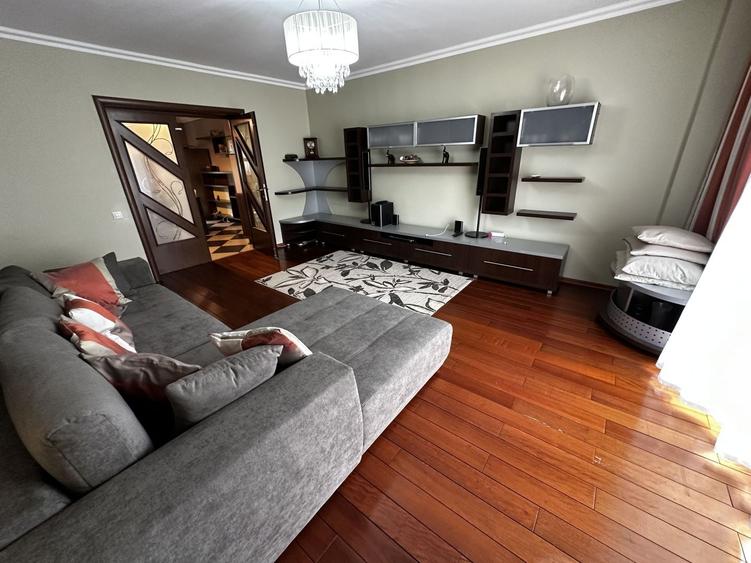 Apartament cu 3 camere decomandat în Virtuții