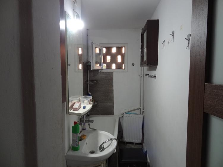 Apartament cu 3 camere nedecomandat în Km 4-5
