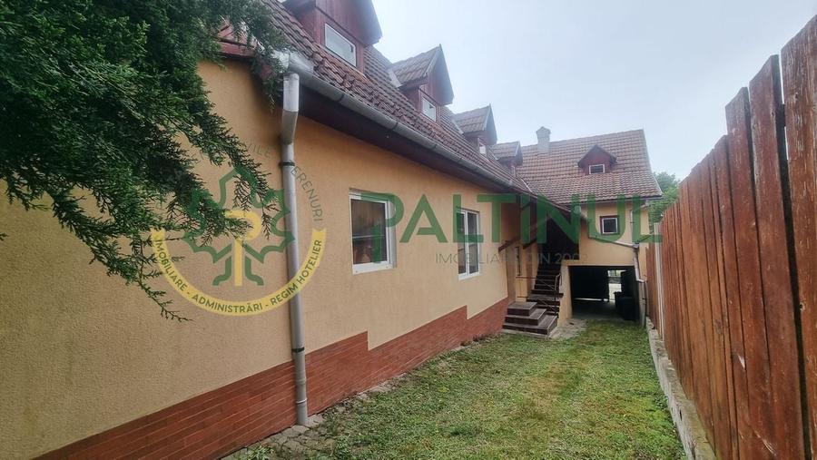 Casă de v&acirc;nzare &icirc;n Cisnădioara, curte mare și vedere spre munte - 3