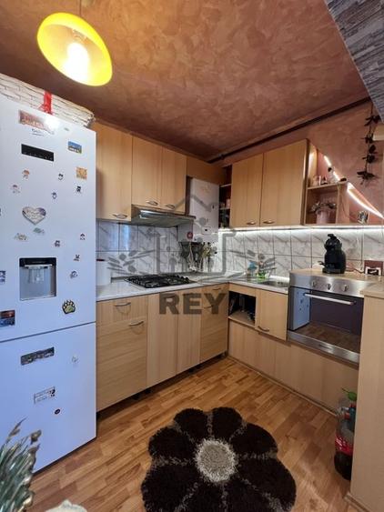 De vanzare- Apartament 3 camere str Luptei - 2