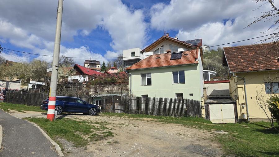 Vand casa singur in curte pozitie centrala / insorita - 1